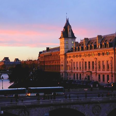 Two Bedroom Luxury Apartment - Balcony With View Of Notre Dame 巴黎 外观 照片