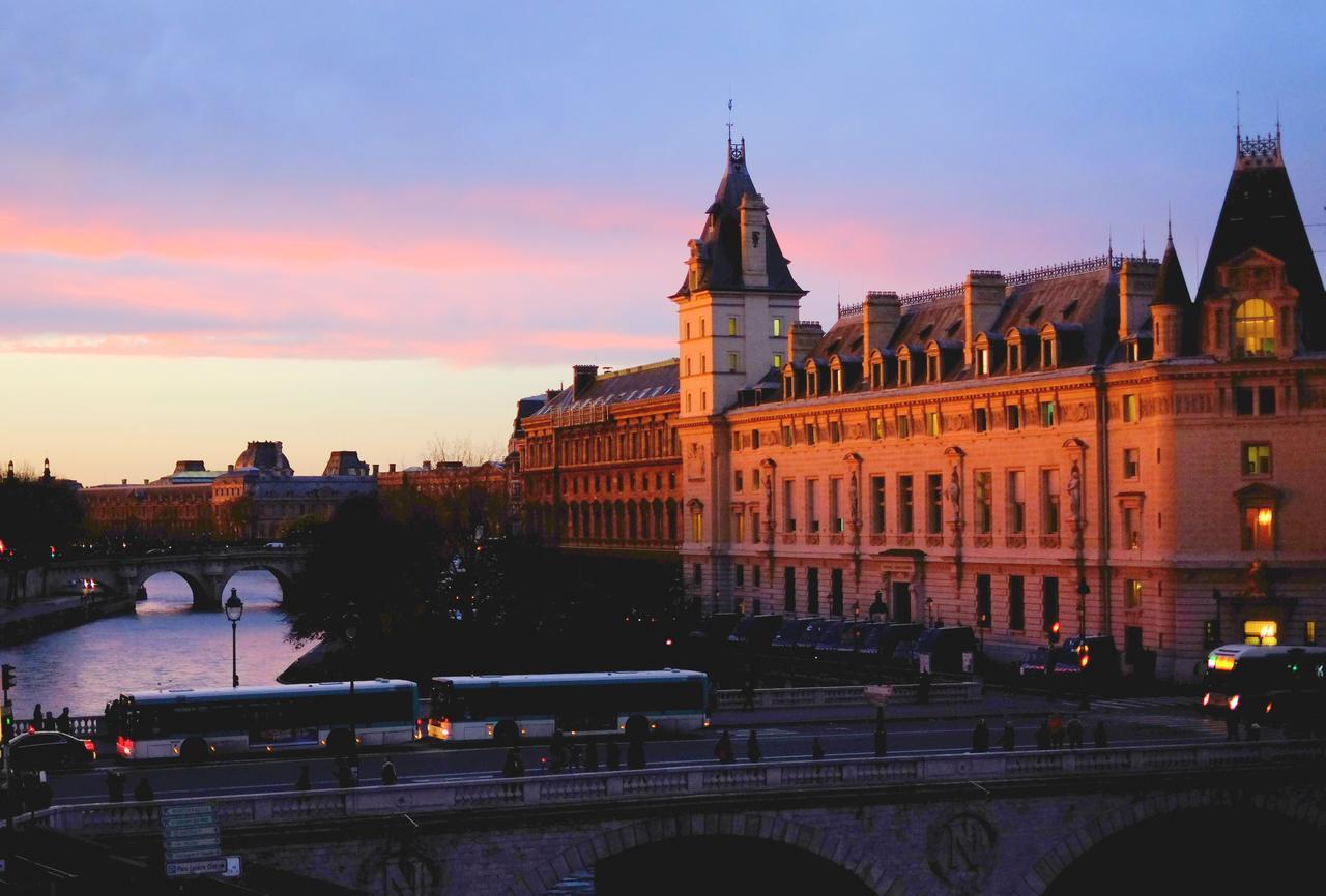 Two Bedroom Luxury Apartment - Balcony With View Of Notre Dame 巴黎 外观 照片